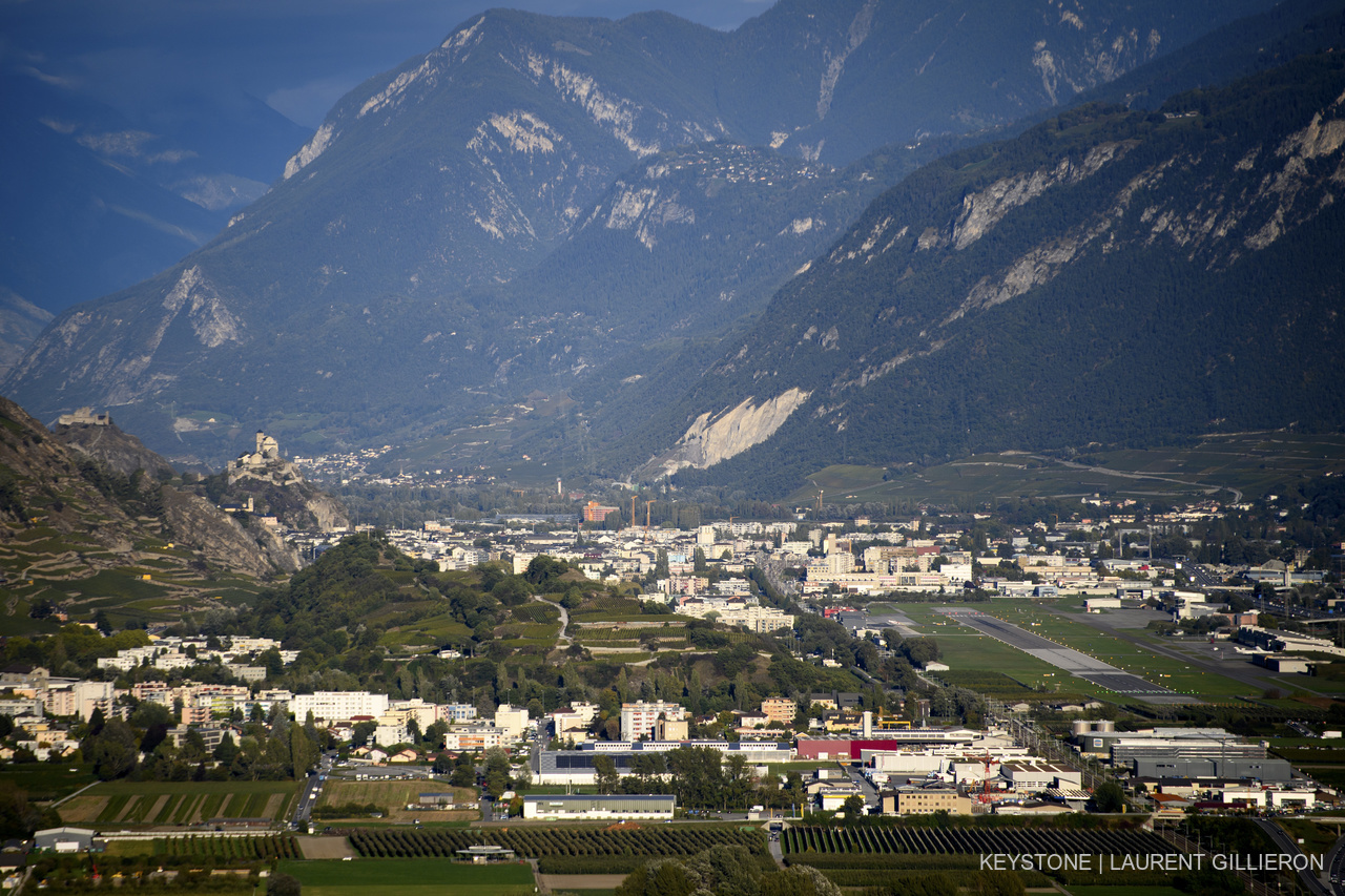 La commune de Conthey devant la ville de Sion, 2021.