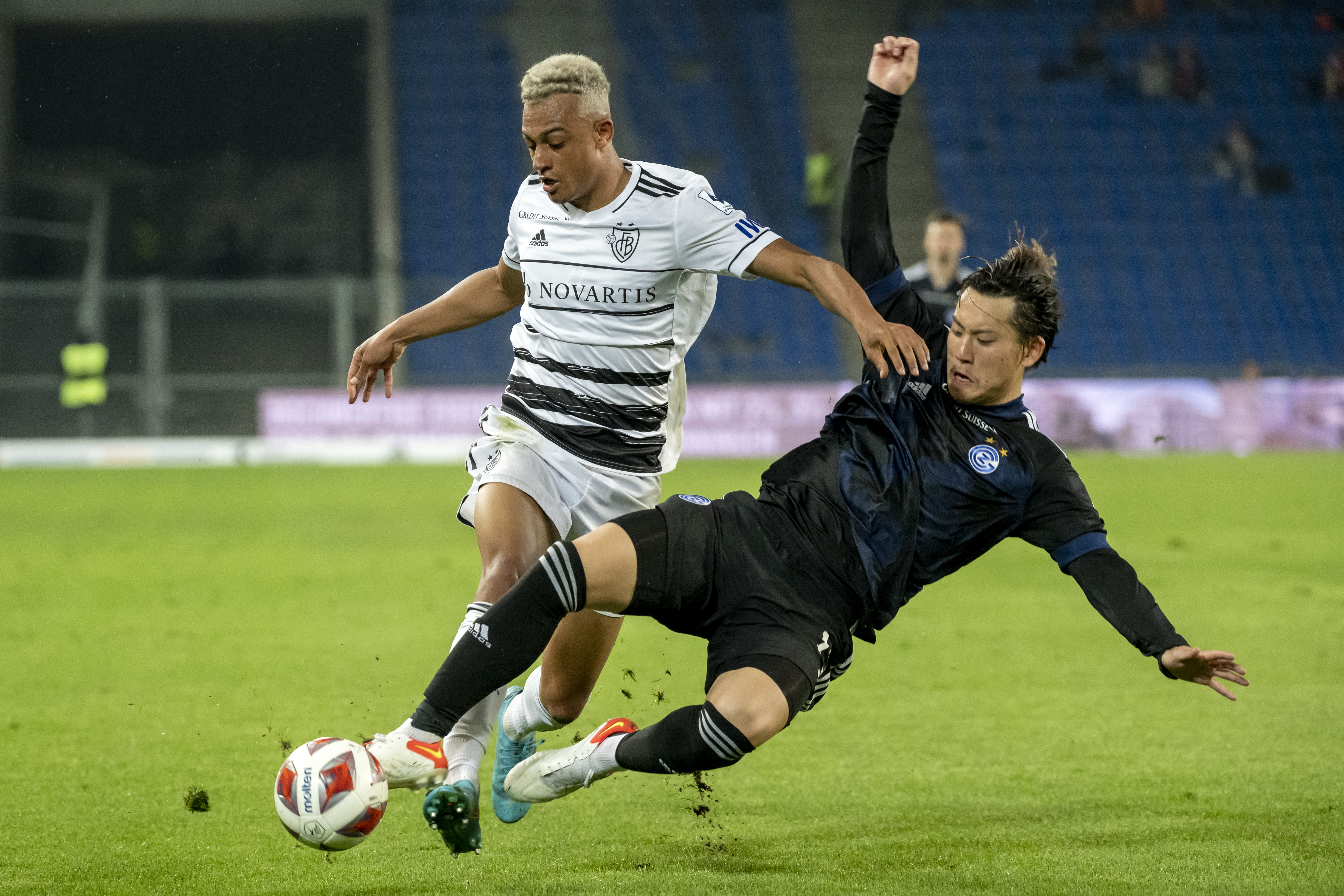 Le Bâlois Dan Ndoye (à g.) au duel contre Ayumu Seko de Grasshopper, le 12 mai 2022 au Parc Saint-Jacques.