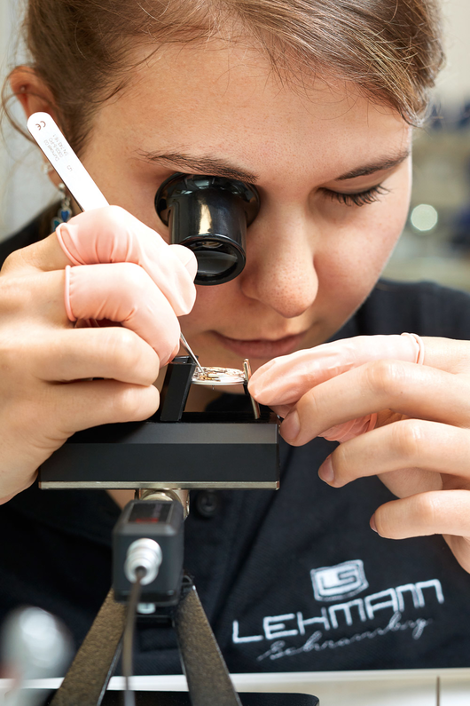 Dans les ateliers de Lehmann, les horlogers réalisent la totalité du travail d'assemblage / DR