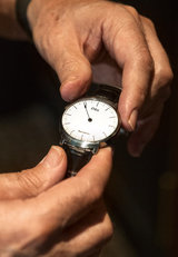 Sobre et élégant: le modèle Minimal ne contient pas de tige de remontoir et n'a qu'une seule aiguille / C. Perez