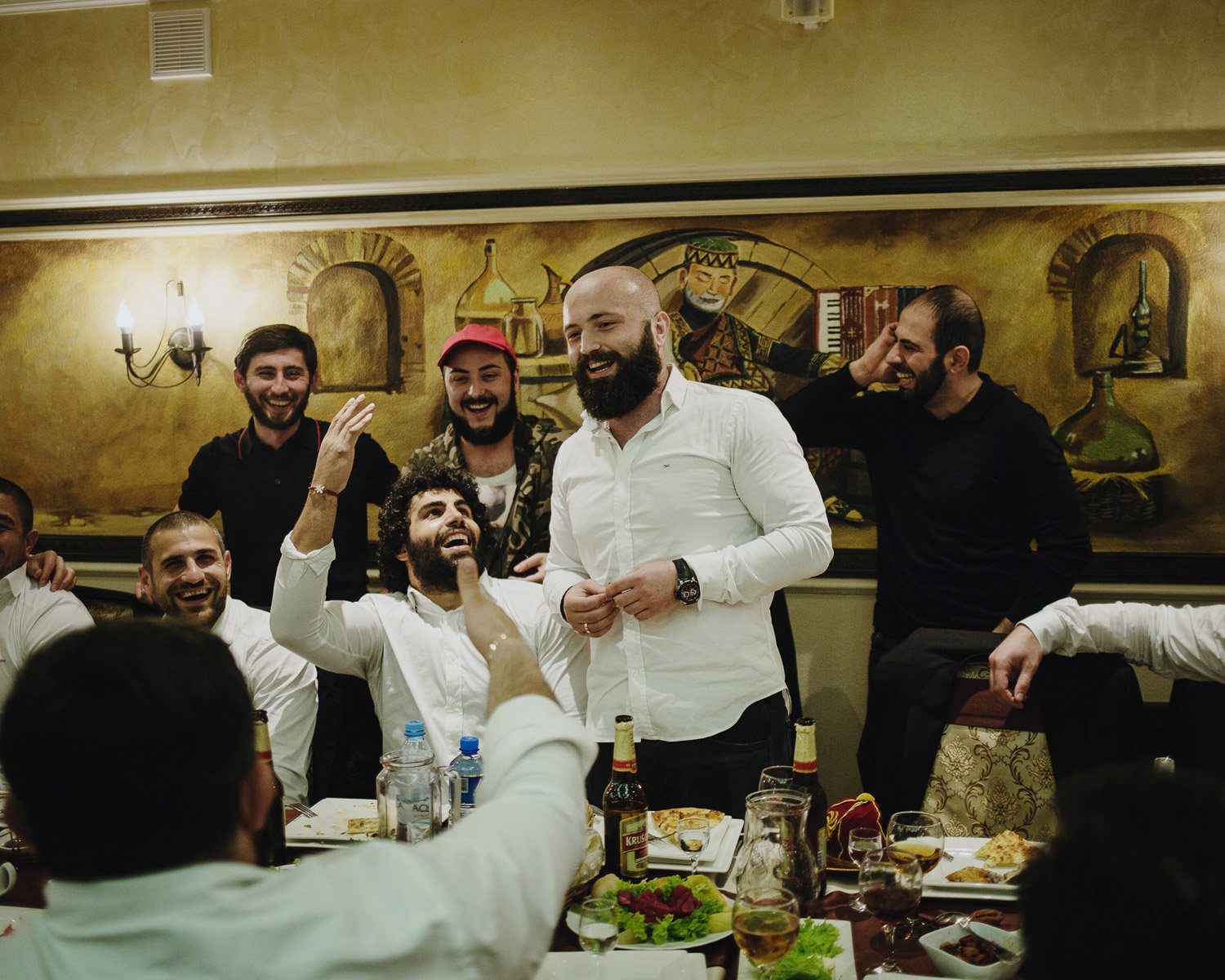 Les vainqueurs géorgiens au traditionnel banquet d’après-match. Dans les bouches, un chant patriotique: «Herio, les gars, herio! Ne contentons pas l’ennemi.»