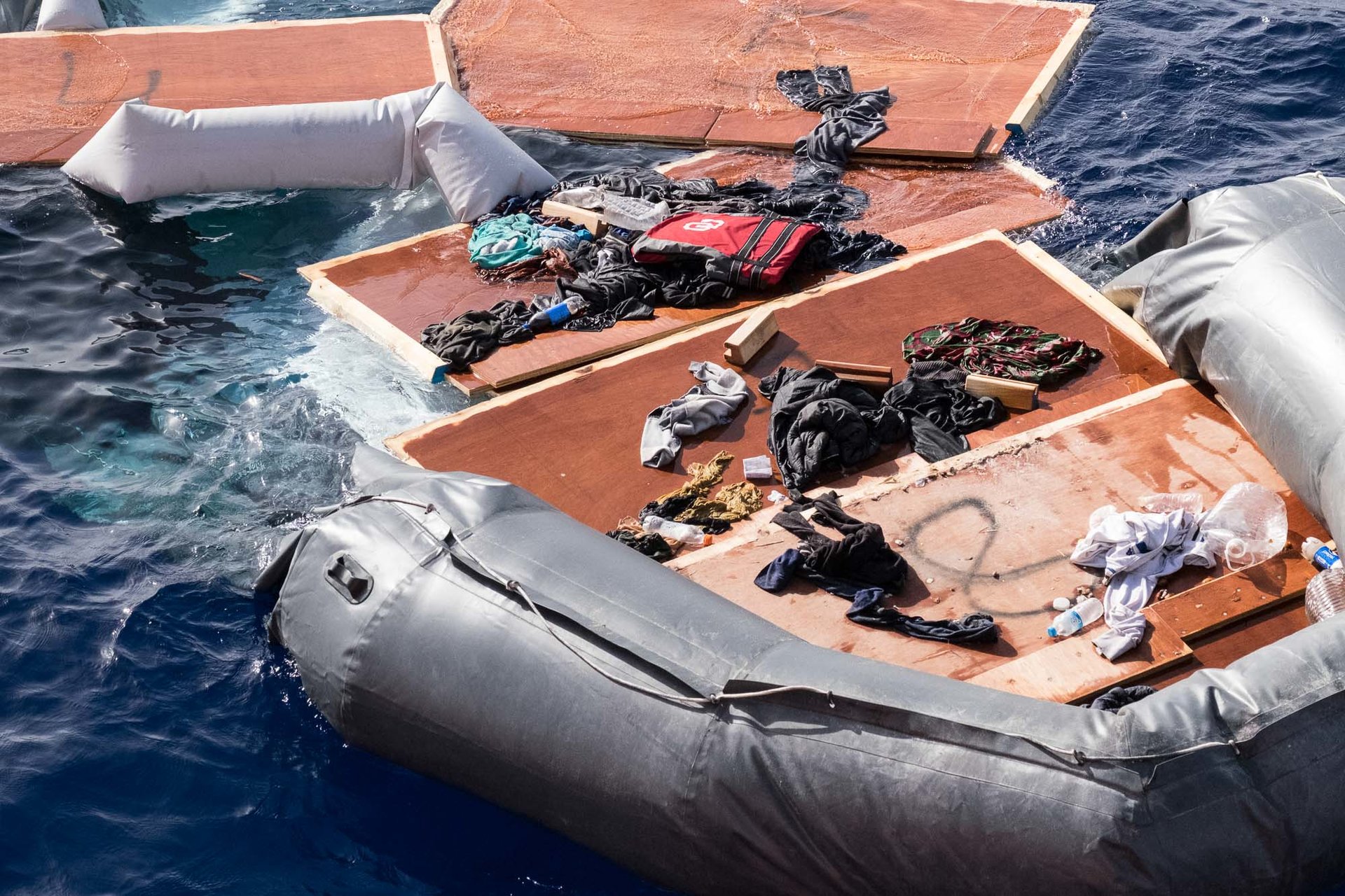 Une embarcation à la dérive. Personne ne sait ce qu’il est advenu de ses passagers. La théorie la plus plausible est celle d’une interception par les garde-côtes libyens.