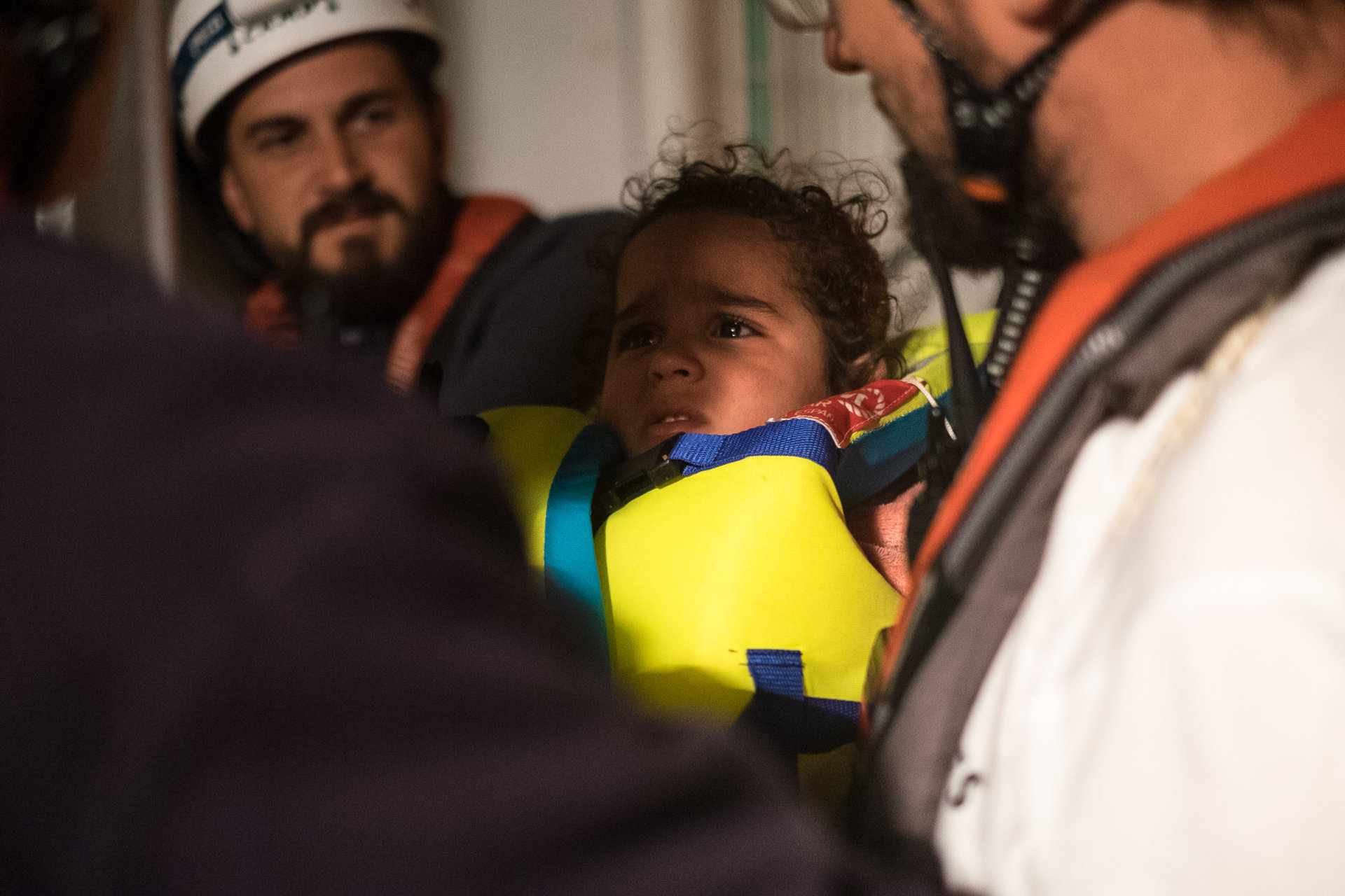 Ils sont 105, dont 34 mineurs. Femmes et enfants sont les premiers à embarquer.