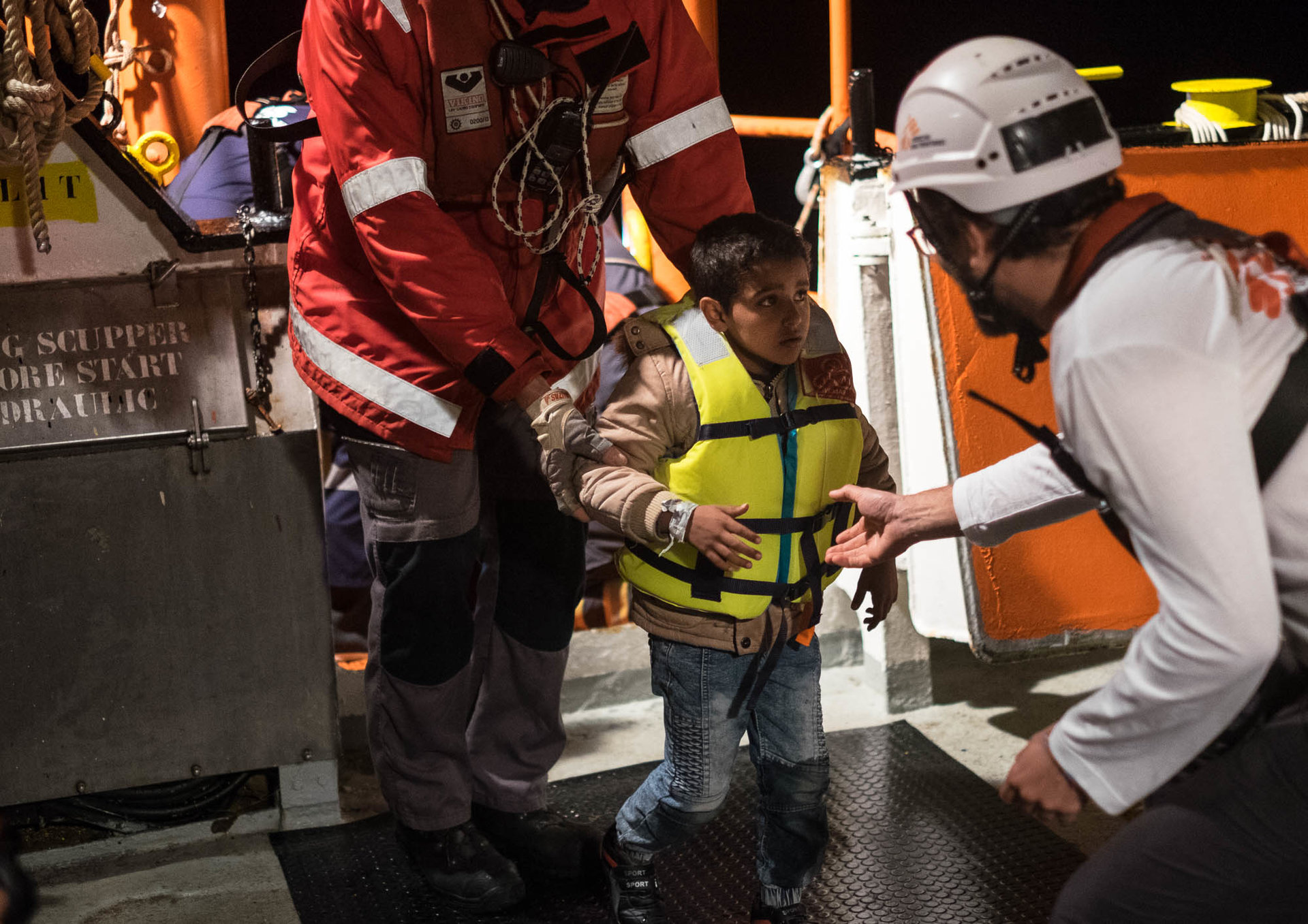 Après plus de 14 heures de négociations, le transfert sur l’Aquarius des passagers d’une embarcation pneumatique sauvés la veille par le petit voilier de l’ONG espagnole OpenArms, est autorisé.