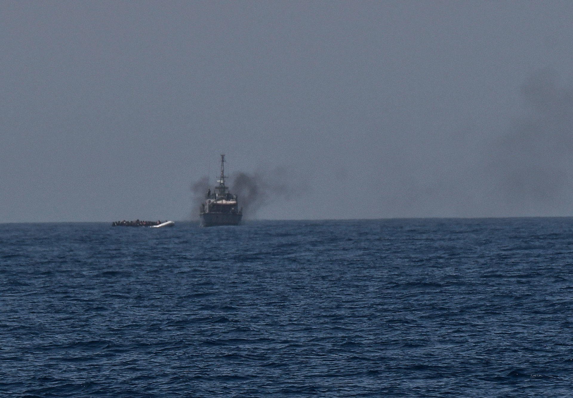 Le bateau des garde-côtes libyens vient d’intercepter une embarcation pneumatique. L’Aquarius, menacé par radio par les garde-côtes, est tenu de rester à plusieurs kilomètres de l’intervention.