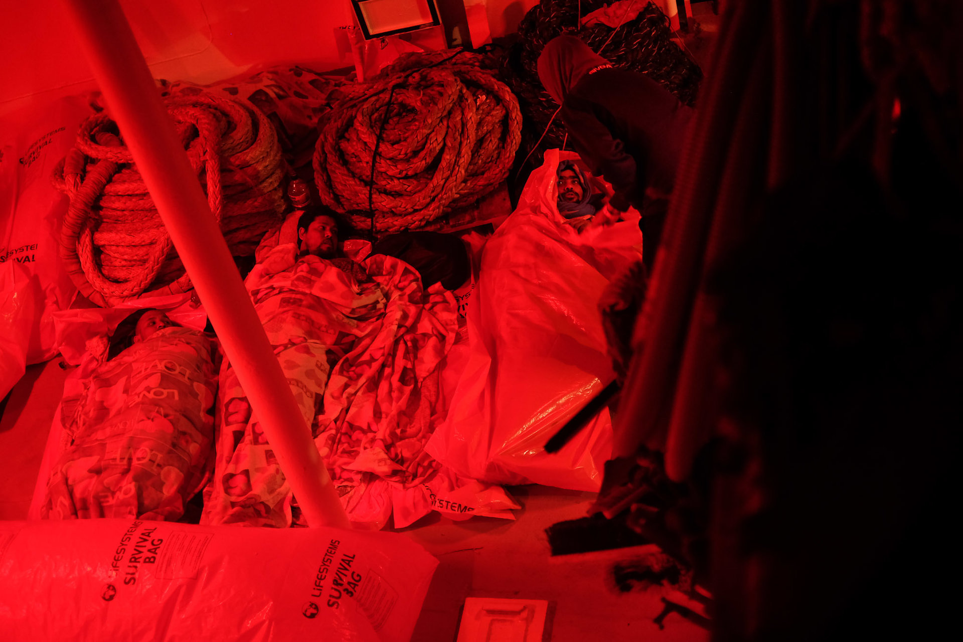 Les hommes rescapés dorment sur le pont arrière de l’Aquarius. Les femmes sont, elles, hébergées à l’intérieur du bateau dans un abri qui leur est réservé.