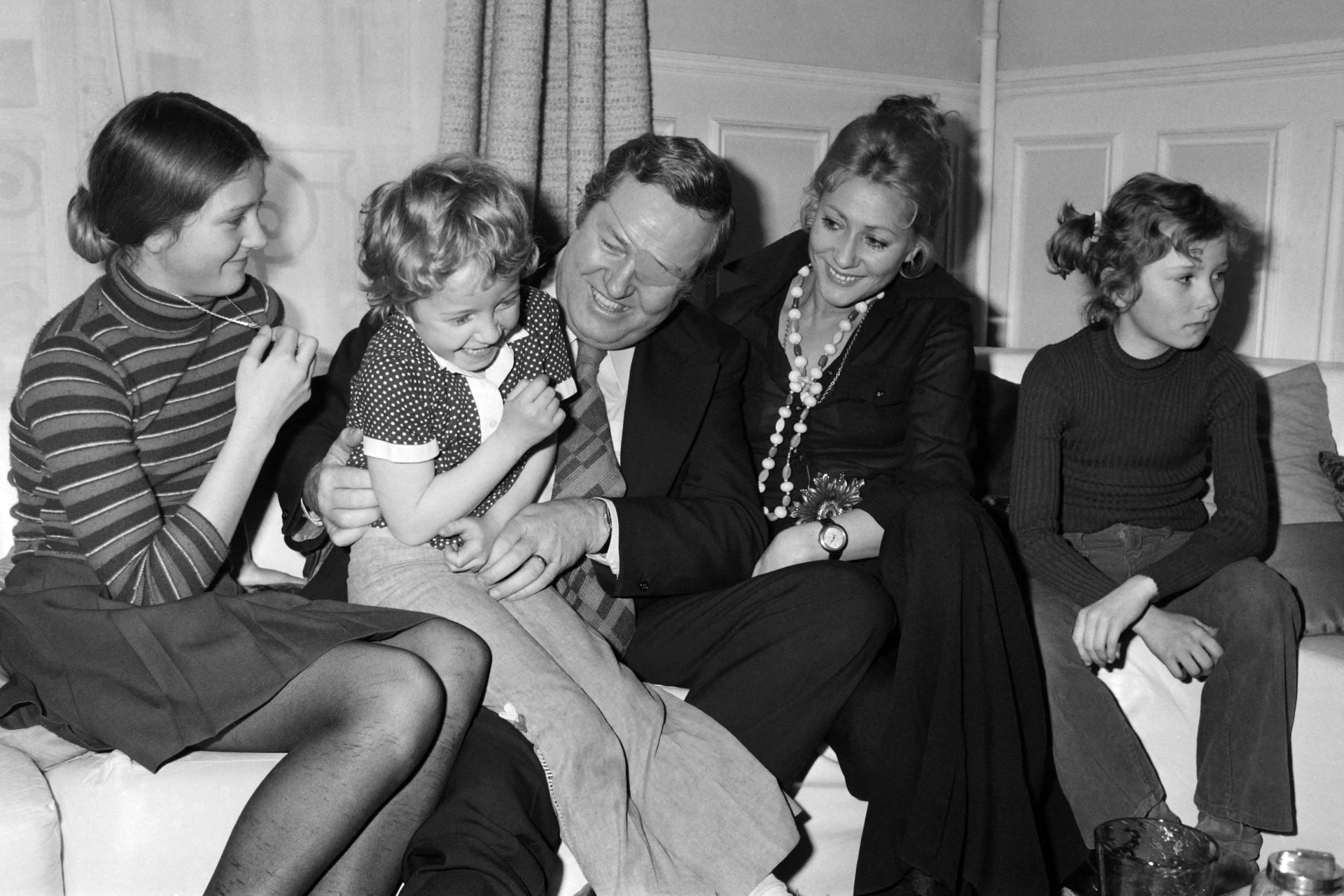 Fin des années 70 : Les années heureuses de la famille Le Pen. Marine, la cadette, est dans les bras de son père