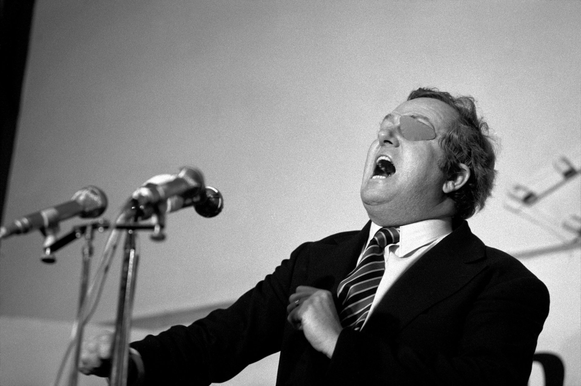 1974: La France découvre le candidat Le Pen à la présidentielle, bandeau noir sur l'oeil gauche